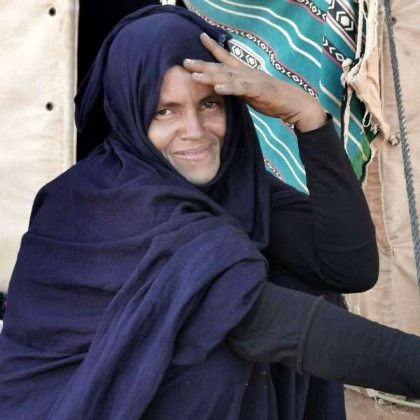 femme nomade dans le désert Marocain