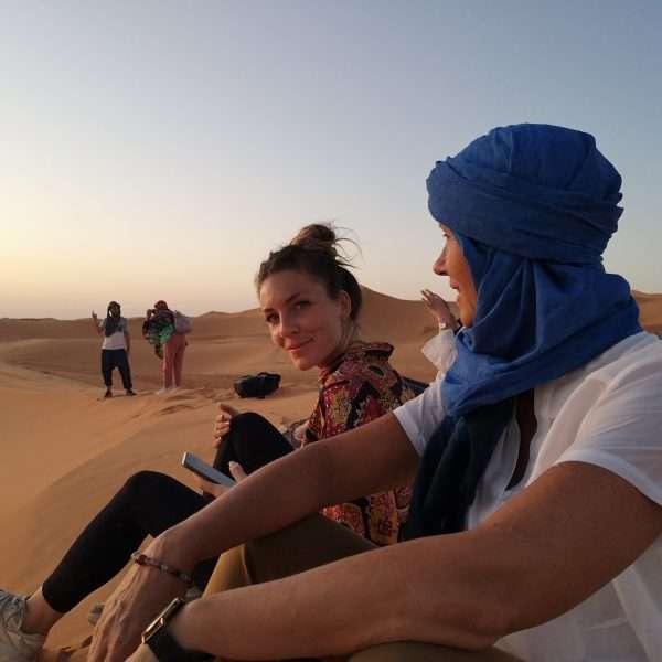 amies dans le désert Marocain