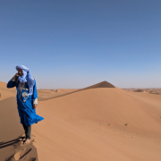 Homme bleu au téléphone dans le désert Marocain