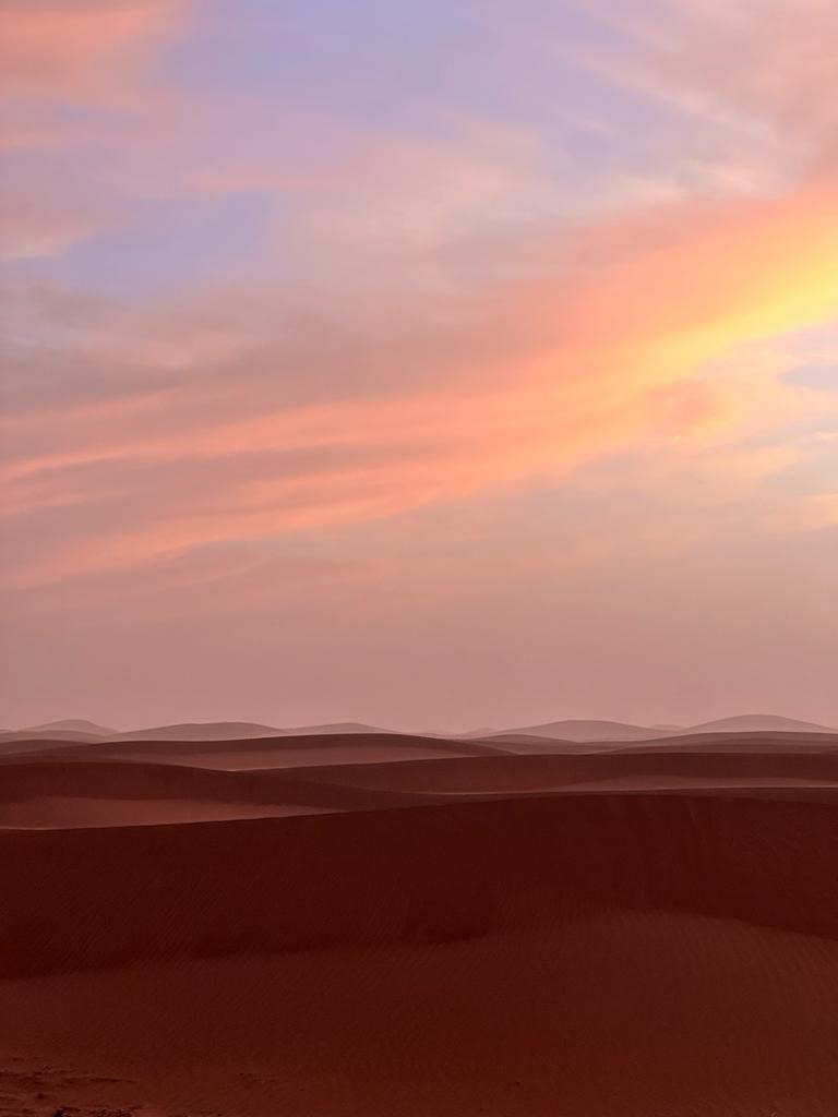 Paysage du Sahara avec ciel rose