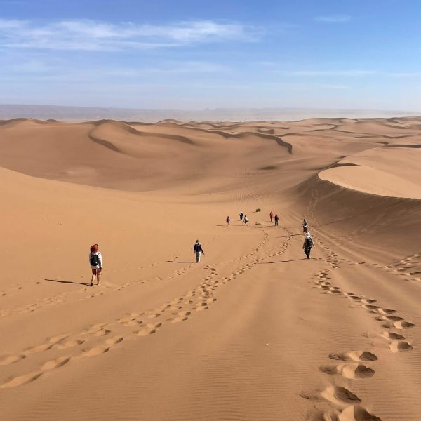 Petit groupe de marche dans le désert