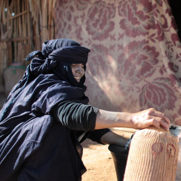 femme nomade dans le désert Marocain