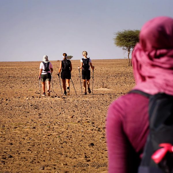 randonneuses dans le désert marocain pendant le trek solidaire