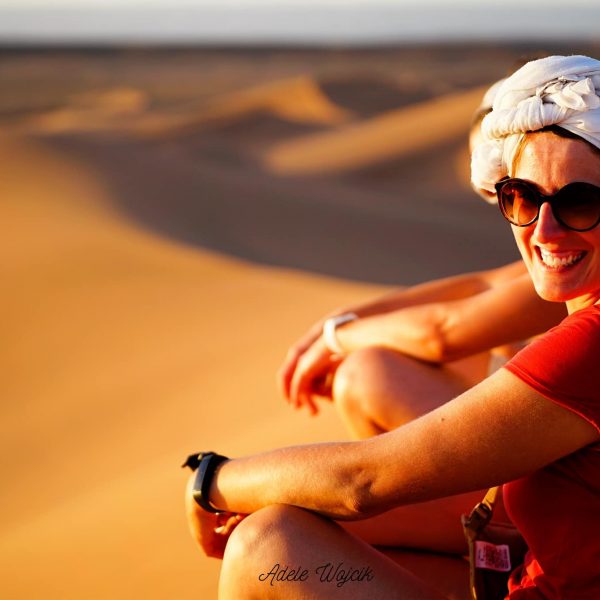 femme sourire dans les dunes marocaines