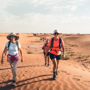 randonneuses bien équipées pour la marche dans le désert