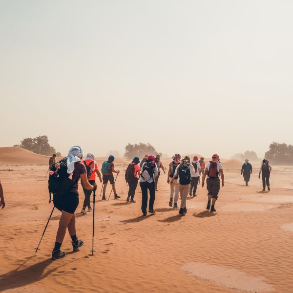 marche pendant la tempête de sable dans le désert marocain